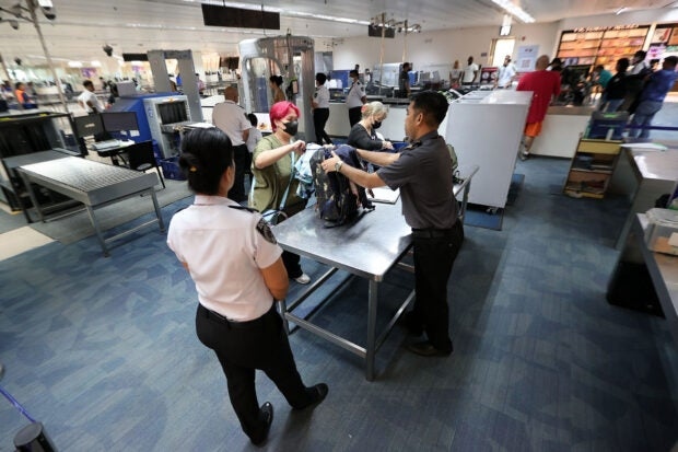 Philippines sa thải 19 nhân viên an ninh sân bay vì ăn trộm đồ của hành khách